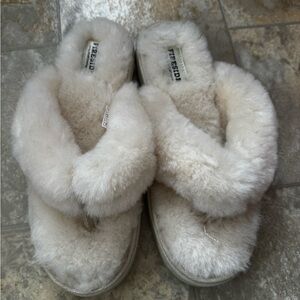 Fireside Women's Plush White Slippers